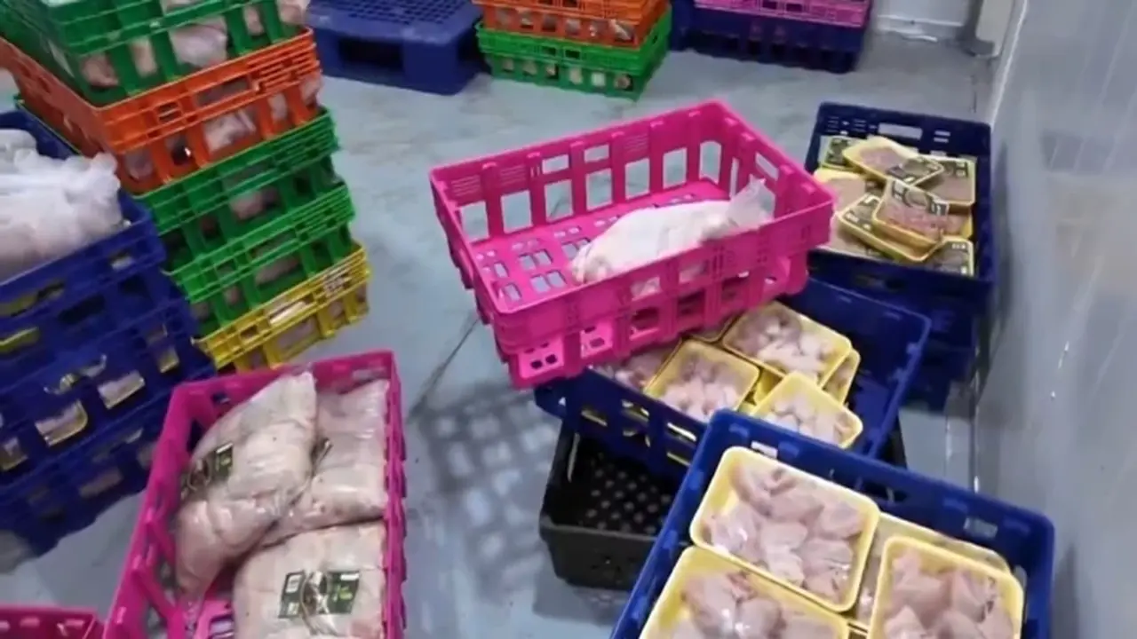 مداهمة مخزن دواجن يديره مستثمر أجنبي بالرياض والكشف عن مفاجأة صادمة للجهات